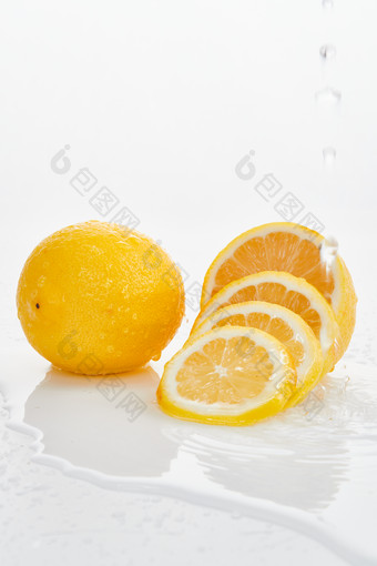 白色背景上摆放的新鲜<strong>水</strong>嫩柠檬及切片