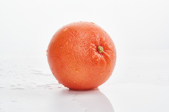 白色背景上摆放的新鲜血橙