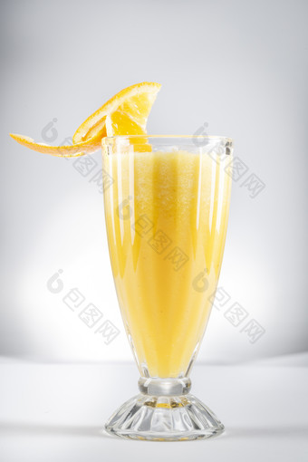 玻璃被撞的<strong>鲜榨</strong>橙汁