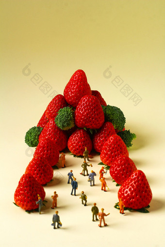 新鲜丹东99牛奶草莓创意摄影图