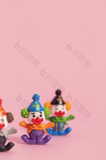 愚人节小丑玩偶粉色背景