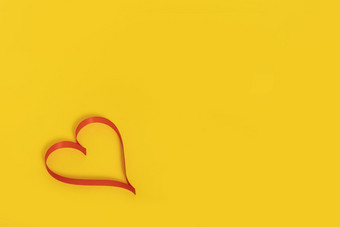 红色爱心丝带黄色背景