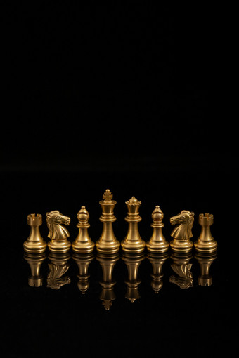 国际象棋金色棋子倒影图