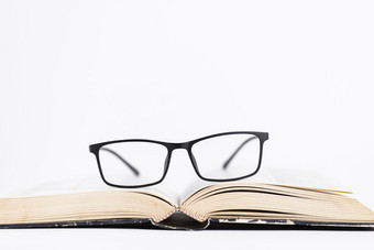 黑框眼镜打开的书本创意保护眼睛