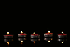 排列整齐的五盏烛光烛火
