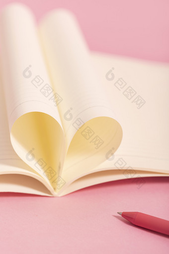 心形图书创意粉色背景