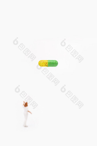 医生与胶囊药品微缩创意图片