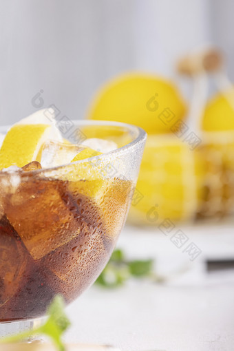 柠檬冰爽可乐夏日冷饮特写图片