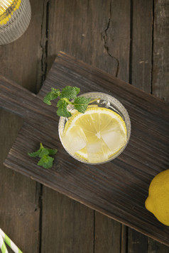 柠檬冰水夏天冷饮木桌背景