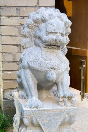 中式庭院门口石狮