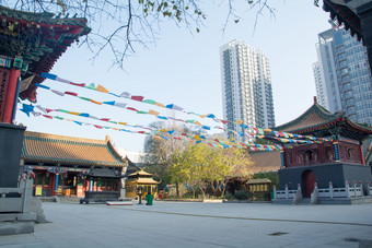 秋天佛教寺庙内景