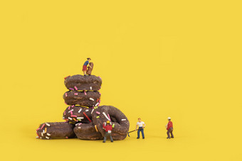 巧克力甜甜圈零食甜品微缩创意图