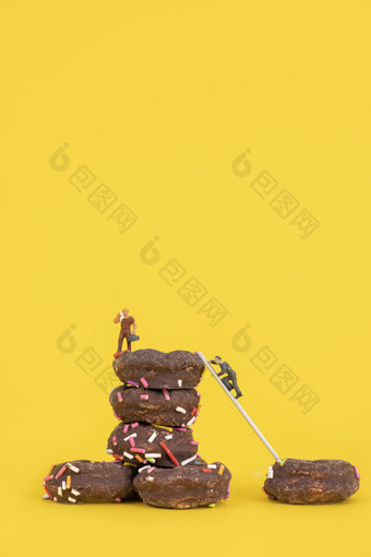 巧克力甜甜圈黄色背景零食图片