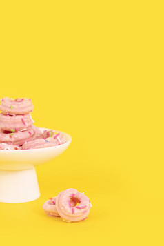 粉色甜甜圈美食糕点图片