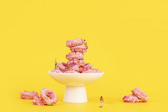 粉色甜甜圈微缩创意黄色背景