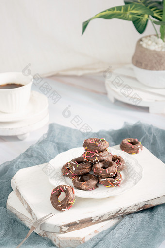巧克力甜甜圈创意早餐清新图片