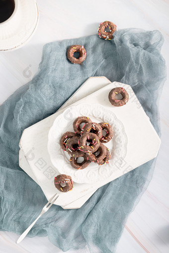 巧克力甜甜圈早餐创意图片