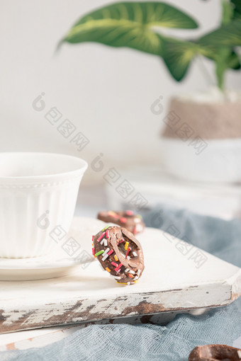 巧克力甜甜圈特写图片