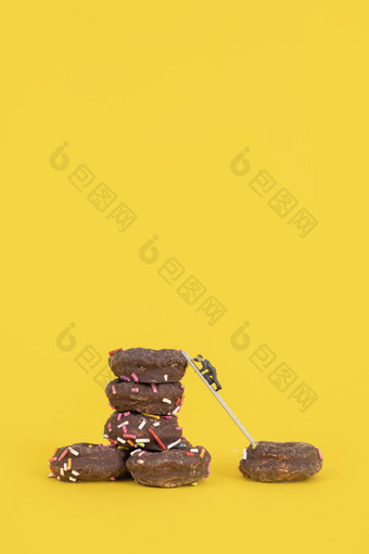 巧克力甜甜圈黄色背景图片