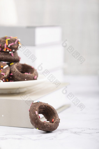巧克力甜甜圈特写图片