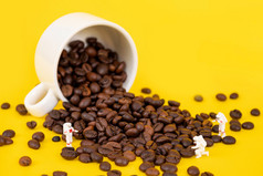 咖啡豆微缩创意黄色背景