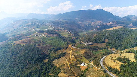 航拍乡村梯田蔬菜种植高山风光高清视频素材