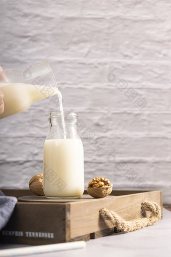 牛奶创意早餐海报