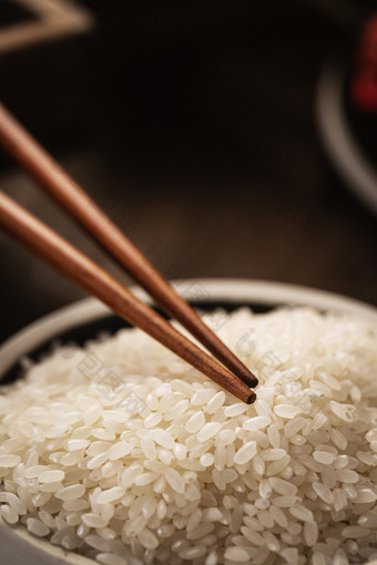 筷子夹大米珍惜粮食创意