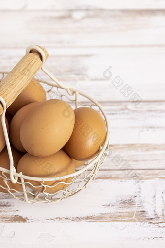 白色木桌上的鸡蛋