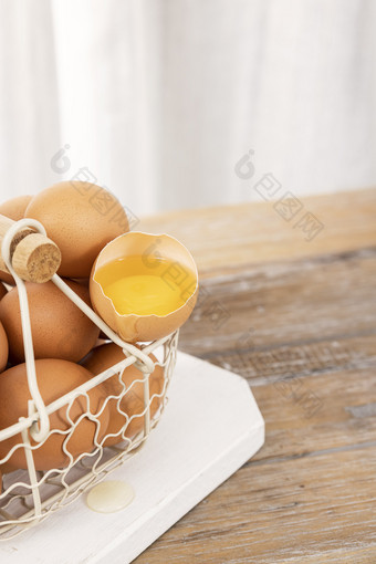 一颗被打开的生鸡蛋