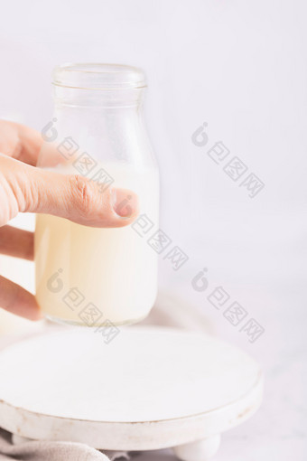 手拿牛奶<strong>早餐</strong>图片