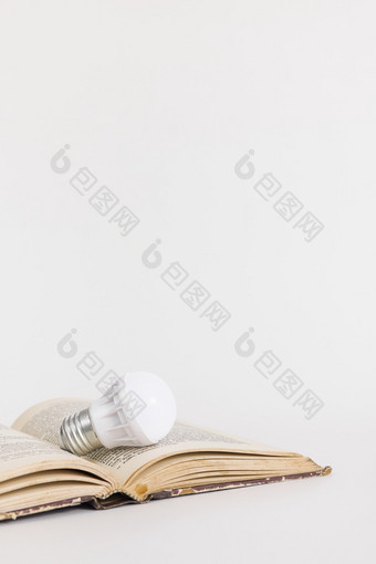 灯泡图书读书日创意白色背景