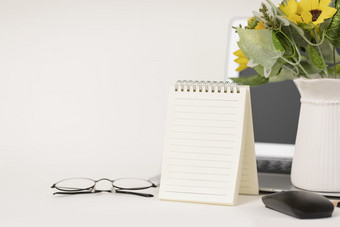 笔记本创意简洁干净办公桌