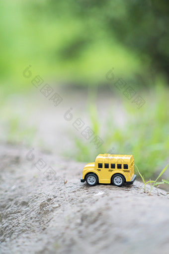黄色汽车玩具户外场景图片