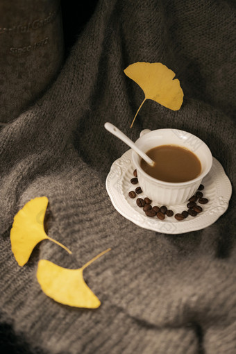 咖啡银杏叶温暖秋季光影背景