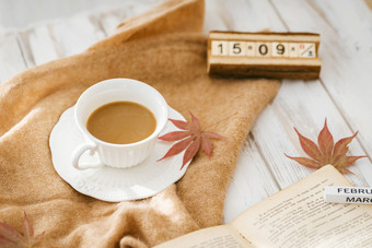 咖啡枫叶秋季文艺图片