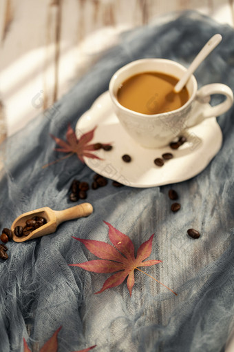 咖啡枫叶秋天温暖光影图片