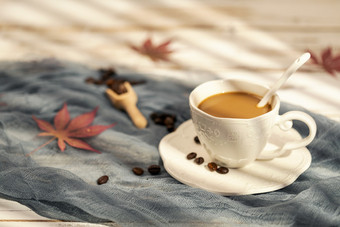 咖啡枫叶秋天温暖光影海报