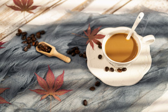 咖啡枫叶秋天温暖光影背景