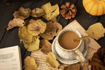 咖啡与金色落叶秋天素材