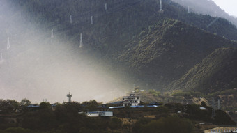 西藏林芝山谷中的宁静小镇
