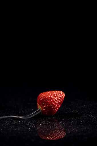 水果草莓黑色倒影图片