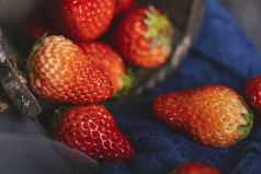 水果草莓暗调风格图片