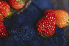 草莓水果暗调背景图片