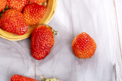 掉落在桌子上的草莓水果