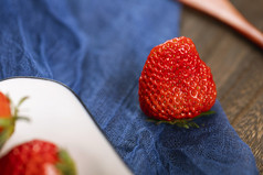桌子上的一颗草莓特写图片