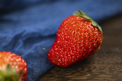 一颗酸甜草莓特写图片