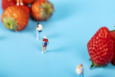 水果草莓微缩创意旅行者图片