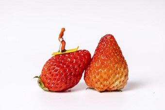 新鲜草莓有机水果微缩创意海报