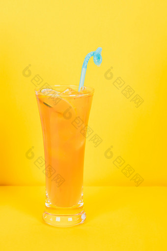 一杯夏日冷饮果汁黄色背景